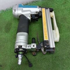 マキタ AT1025A 常圧タッカ【野田愛宕店】【店頭取引限定】【中古】管理番号：ITQYCG5BM7NQの画像