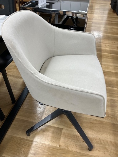 【軽トラ90分貸し出しサービス】Vitra　ソフトシェルチェア