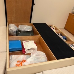 大容量収納付きベッドフレーム✨（幅153×長さ194×高さ29cm／マットレスなし）の画像