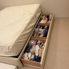 大容量収納付きベッドフレーム✨（幅153×長さ194×高さ29cm／マットレスなし）の画像