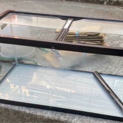 水槽2台と魚2匹全部セット込みの画像