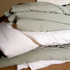 羽毛布団4枚とマットレス4セットの画像