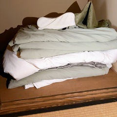 羽毛布団4枚とマットレス4セットの画像