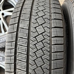 VOLVO XC60 PIRELLI  ICE ZERO 235/65R17バリ山　ホイール付き 5×108の画像