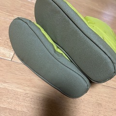 ワークマン　イエローとグレーのパッディングルームシューズの画像