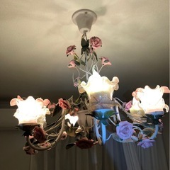 シャンデリア　薔薇　　アンティーク調の画像