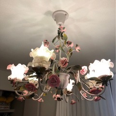 シャンデリア　薔薇　　アンティーク調の画像