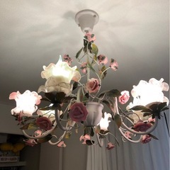 シャンデリア　薔薇　　アンティーク調の画像