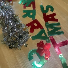 クリスマスツリーとガーランドの画像