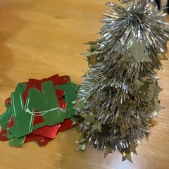 クリスマスツリーとガーランドの画像