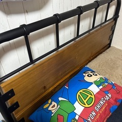 セミダブルベッドマットレスとフレームと
シーツの画像