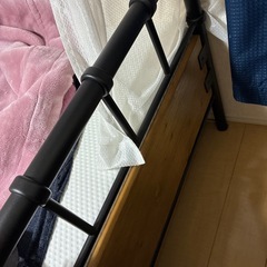 セミダブルベッドマットレスとフレームと
シーツの画像