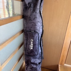 スノーボード板とスノーボードケースの画像