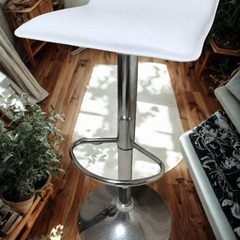 ホワイトレザー バーチェアの画像