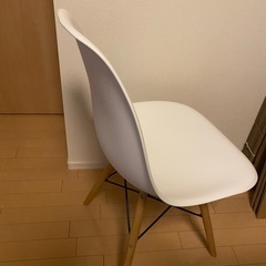 (取引予約中)イームズチェアホワイトの画像