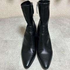 ZARAのショートブーツの画像