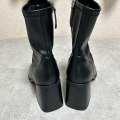ZARAのショートブーツの画像