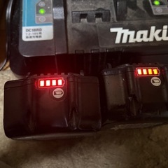 マキタ  掃除機と純正バッテリー2つ・充電器セットの画像