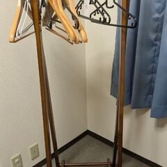 木製ハンガーラックの画像