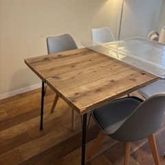 【お譲りします】4人掛け足場板テーブル（アイアン脚）透明テーブルクロス付きの画像