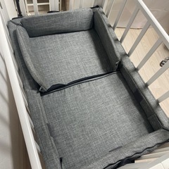 カトージの折りたたみミニベビーベッドとファルスカの持ち運び可能コンパクトベッド の画像