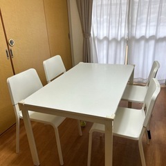 IKEA ダイニングテーブルとチェアセットの画像