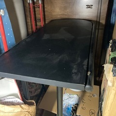 バーカウンターのようなテーブルとスツールの画像