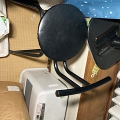 バーカウンターのようなテーブルとスツールの画像