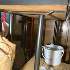 バーカウンターのようなテーブルとスツールの画像