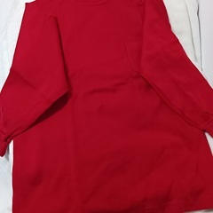 秋冬におおすすめの赤いニットの画像