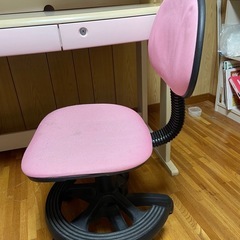 ピンクの学習机と椅子セット＊日焼けあり・使用感あり（引き取り希望）の画像