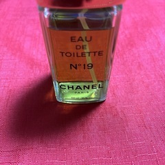 CHANEL N°19香水の画像