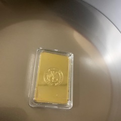 なんかの金っぽいプレートの画像