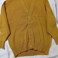 この時期に使えるマスタード色のカーディガンの画像