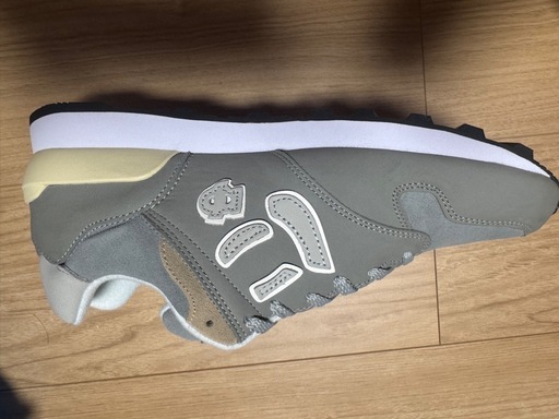 にゅ　スニーカー