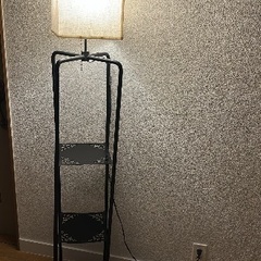 棚付きフロアランプの画像