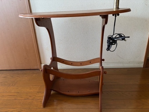 木製フロアスタンド ベッドサイドフロアランプ テーブル付ライト 注文