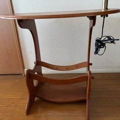 木製フロアスタンド　ベッドサイドフロアランプ　テーブル付ライト　間接照明レトロ の画像