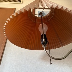 木製フロアスタンド　ベッドサイドフロアランプ　テーブル付ライト　間接照明レトロ の画像