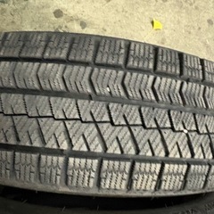 スタッドレスタイヤバリ山の画像