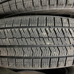 スタッドレスタイヤバリ山の画像