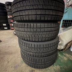 スタッドレスタイヤバリ山の画像