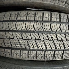 スタッドレスタイヤバリ山の画像