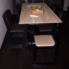 ダイニングテーブル＋椅子４脚のセットの画像