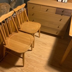 木製ダイニングテーブルとチェアのセットの画像