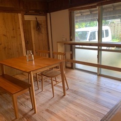 木製ダイニングテーブルとチェアのセットの画像