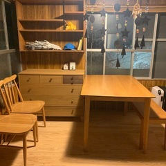 木製ダイニングテーブルとチェアのセットの画像