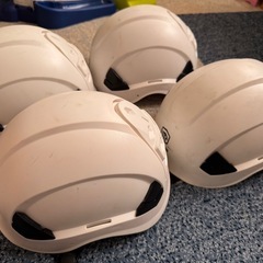 ヘルメット4個の画像
