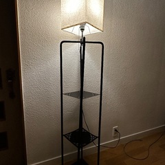 棚付きフロアランプの画像