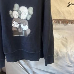 美品　《 UNIQLO✖️Kaws 》  キッズ服　130サイズ　トップス　トレーナー　スウェット　コラボ　完売商品の画像